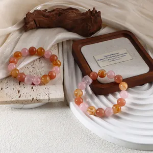 Nahaufnahme eleganter Naturkristall-Armbänder mit bunten Perlen auf Deko-Requisiten.
