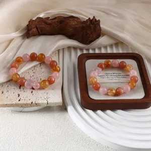 Detailansicht eines mehrfarbigen Naturkristall-Perlenarmbands auf elegantem Holzdisplay