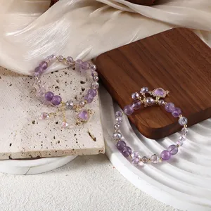 Detailansicht eleganter lila Amethyst-Perlenarmbänder mit herzförmigen Anhängern
