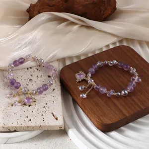 Detaillierte Makroansicht von Amethyst-Armbändern mit herzförmigen Steinanhängern