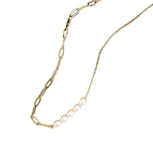Detailansicht einer asymmetrischen Goldkette mit fünf glänzenden Süßwasserperlen