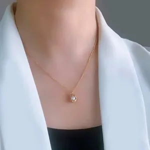 Nahaufnahme einer eleganten Halskette mit Süßwasserperle an einem Model im Detail.