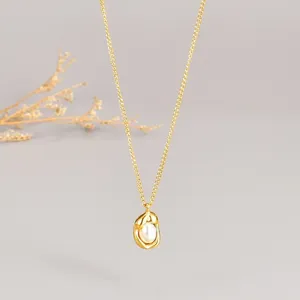 Detailaufnahme einer eleganten Goldkette mit einer natürlichen Süßwasserperle