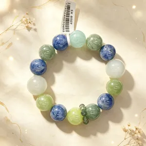 Detaillierte Makroansicht eines Naturstein-Perlenarmbands mit blauen und grünen Steinen