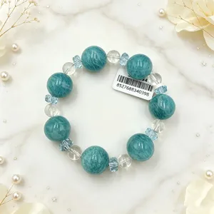 Nahaufnahme eines Naturkristall-Armbands mit Amazonit- und Bergkristallperlen