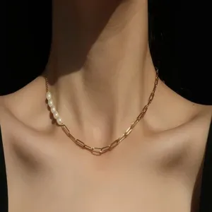 Modell trägt eine elegante goldene Büroklammerkette mit echten Süßwasserperlen