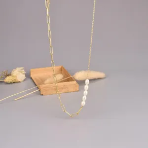 Asymmetrische Halskette mit goldener Büroklammerkette und fünf echten Süßwasserperlen