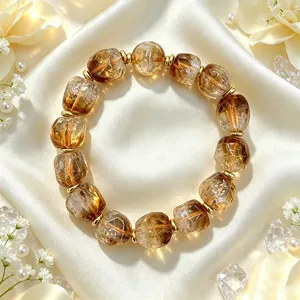 Detailansicht eines natürlichen Citrin-Kristallarmbands mit goldenen Zwischenstücken.