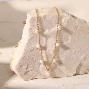Nahaufnahme einer eleganten Goldkette mit natürlichen Süßwasserperlen-Anhängern