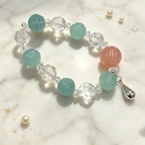 Detailansicht eines handgefertigten Kristallarmbands mit weißen und grünen Perlen