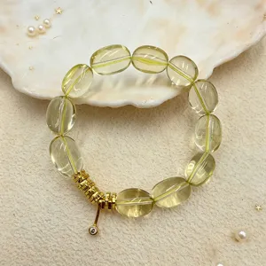 Detailaufnahme eines Armbands aus natürlichen weißen Kristallperlen mit Goldakzenten