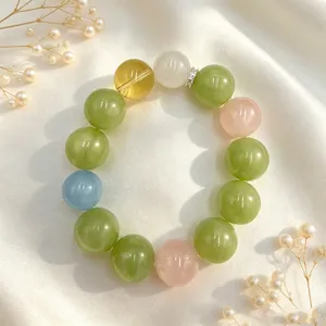Naturkristall-Perlenarmband mit bunten Steinen und silbernem Zwischenelement-Detail