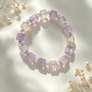 Detailansicht eines Armbands aus natürlichen lila und weißen Kristallwürfelperlen