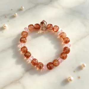 Detailaufnahme eines Naturkristall-Armbands mit rosa Perlen auf Marmorhintergrund.