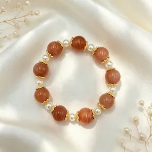 Elegant Armband mit rotbraunen Perlen, weißen Perlen und goldfarbenen Abstandshaltern