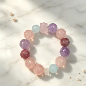 Detailansicht der farbenfrohen Naturkristallperlen und Akzente an einem Armband