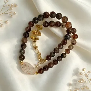 Detailansicht eines natürlichen Rutilquarz-Perlenarmbands mit Seestern-Anhänger