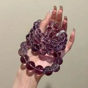 Detailansicht von 14mm lila Amethyst-Perlenarmbändern an der Hand