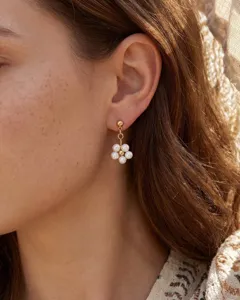 Detailaufnahme von eleganten perlenförmigen Ohrhängern an einem Modell für Hochzeiten.