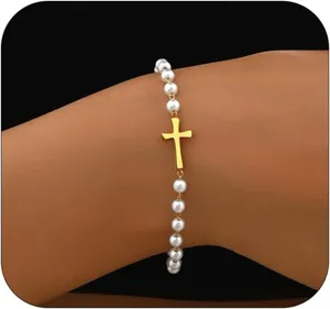 Nahaufnahme eines eleganten Perlenarmbands mit goldenem Kreuzanhänger am Handgelenk