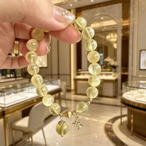 Exquisites goldenes Lepidolith-Perlenarmband mit Sternanhänger in einer Luxusboutique