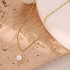 Detailansicht einer goldenen Perlenhalskette im französischen Vintage-Stil