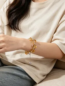 Detailansicht des natürlichen Citrin-Armbands mit Herzanhänger am Handgelenk