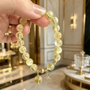 Detailansicht eines hochwertigen Lepidolith-Armbands mit goldenen Perlen und Stern