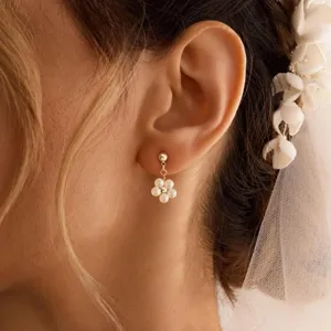 Elegante goldene Blumentropfenohrringe mit weißen Perlen für Braut- und Hochzeitsfeiern