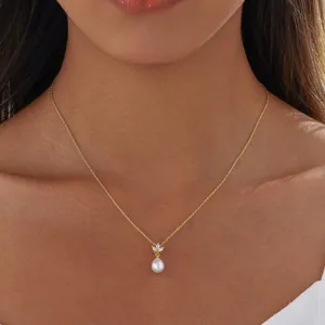 Elegante Tropfenperlenkette mit Kristallblatt-Design, getragen von einem weiblichen Modell