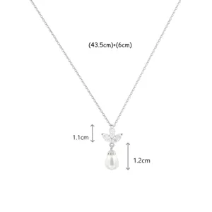 Details der silbernen Perlenkette mit Anhängermaßen von 1,1 cm und 1,2 cm.