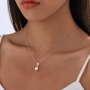 Nahaufnahme einer eleganten Tropfen-Perlenkette für Damen am Modell