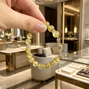 Nahaufnahme eines hochwertigen goldenen Lepidolith-Armbands mit einem Mondsichel-Anhänger