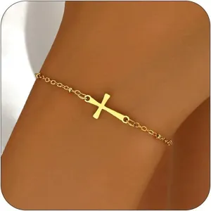 Detailaufnahme eines minimalistischen goldenen Kreuzarmbands an einem Handgelenk.