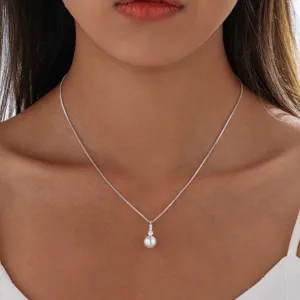 Detailansicht einer eleganten minimalistischen Perlenkette, getragen von einem Model