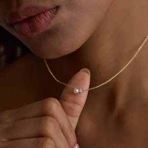 Detailansicht der minimalistischen Gold-Halskette mit eleganter Perle und Kristallbesatz