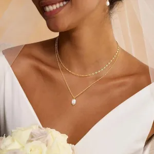 Detailansicht der goldene mehrlagige Halskette mit Perlenanhänger an der Braut.