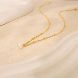 Elegante goldfarbene Satellitenkette mit einem einzelnen runden weißen Perlenanhänger.