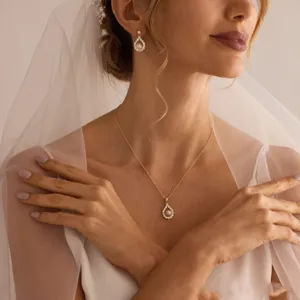 Elegantes Brautschmuck-Set mit Perlenkette und passenden tropfenförmigen Ohrringen.