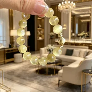 Detaillierte Nahaufnahme eines Armbands aus goldenen Lithium-Glimmer-Perlen mit Anhänger