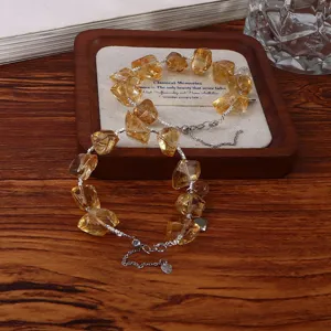 Handgefertigtes Armband aus gelbem Citrin mit Rohsteinen und silbernem Herzanhänger