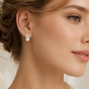 Elegante Ohrringe mit Perlenimitat und Markise-Zirkonia, getragen von einem Modell