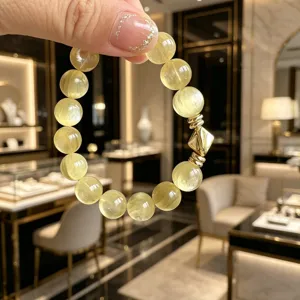 Detaillierte Nahaufnahme eines goldenen Lepidolith-Armbands mit transparenter Kristalltextur