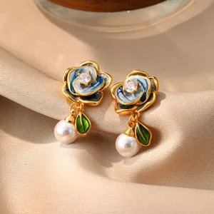 Detailansicht eleganter blauer Emaille-Blumenohrringe mit Zirkonia und Perle