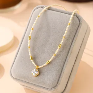 Elegante vergoldete Blumen-Perlenkette mit funkelnden Details aus Zirkonia-Steinen