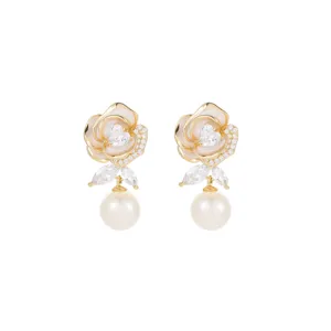 Elegante Rosen-Ohrstecker mit Zirkonia-Akzenten und hängenden Perlen