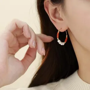 Detailansicht eines Ohrrings im neuen chinesischen Stil mit Achat und Perlen
