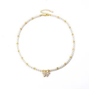 Elegante Perlenkette mit einem blumenförmigen Anhänger aus Zirkonia auf einer Goldkette