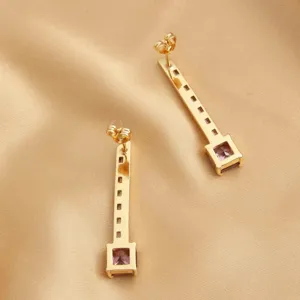Detailansicht langer geometrischer champagner-goldener Ohrringe mit rosa Zirkonia-Akzenten