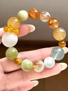 Nahaufnahme des Heilkristall-Armbands aus natürlichem Citrin und grünem Fluorit.